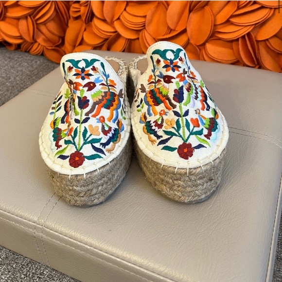 ❣️PariPari Embroidered Slide On Espadrille Clogs❣️ - Picture 2 of 9